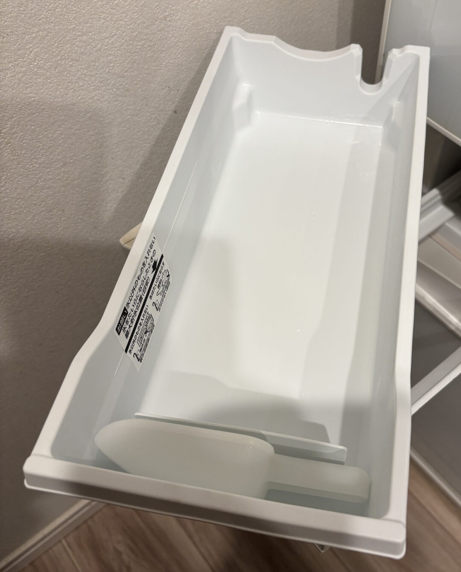 製氷ケースとスコップ（空）